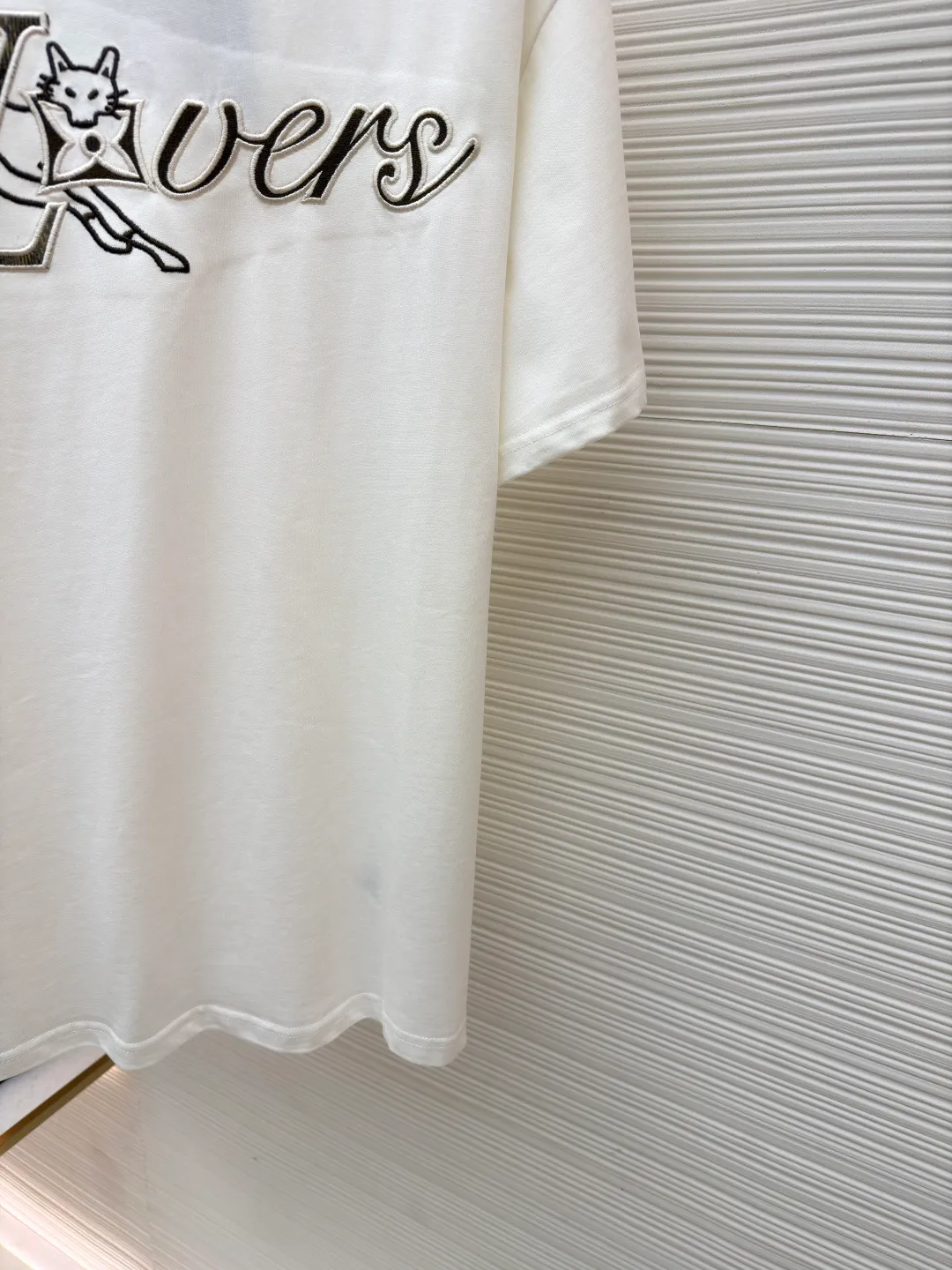 LOUIS VUITTON Fox Logo Embroidered Short Sleeve ●Original version: 9800 purchase and development ●Item number: 1681633-A15 ●Fabric: cotton fabric ●Technology: embroidery production ●Color: white ●Version: Fitted version ●Weight: about 270 grams ●Size: S-M-L-XL ●Description: This Louis Vuitton LV Fox SS Crewneck T-shirt is made of high-quality pure cotton fabric, with a soft, delicate feel and good breathability. The round neck design is simple and elegant, making it comfortable and natural to wear. The brand logo and fox pattern on the chest are made of exquisite embroidery technology, with a strong three-dimensional effect and exquisite details. The body of the garment adopts flat-turn open-stitching technology, the stitching is even and neat, and the lines are clear and smooth. The ribbed design on the hem and cuffs is both windproof and warm and can modify your figure. The entire T-shirt embodies Louis Vuitton's ultimate pursuit of quality and craftsmanship from fabric selection, tailoring to detail processing. It not only retains the elegant style of classic items, but also incorporates modern design language, making it suitable for various occasions and showing a low-key and luxurious fashion attitude. The overall wiring is straight and delicate, the fabric is comfortable and soft, and the color is consistent without color difference. It can be matched with the same style to create a fashionable look and control various occasions. Customized accessories, complete with three standards, same style for men and women!